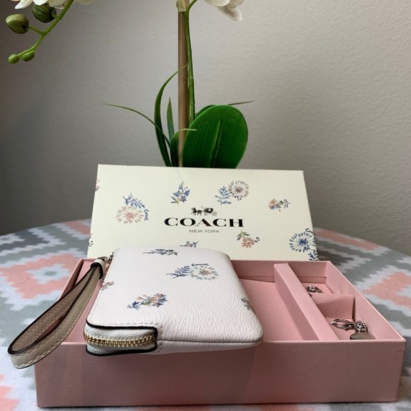 Coach Boxed Corner Zip Wristlet - Picture 2 of 4